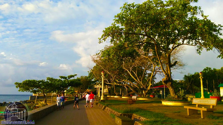 Rizal Boulevard Dumaguete romantic view